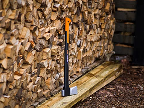 Fiskars Hacha 2,4 kg, Con estuche de almacenamiento y transporte, Longitud: 77 cm, Capa antiadherente, Cuchilla de acero/Mango de fibra de vidrio, Negro/Naranja, X25–XL, 1015643
