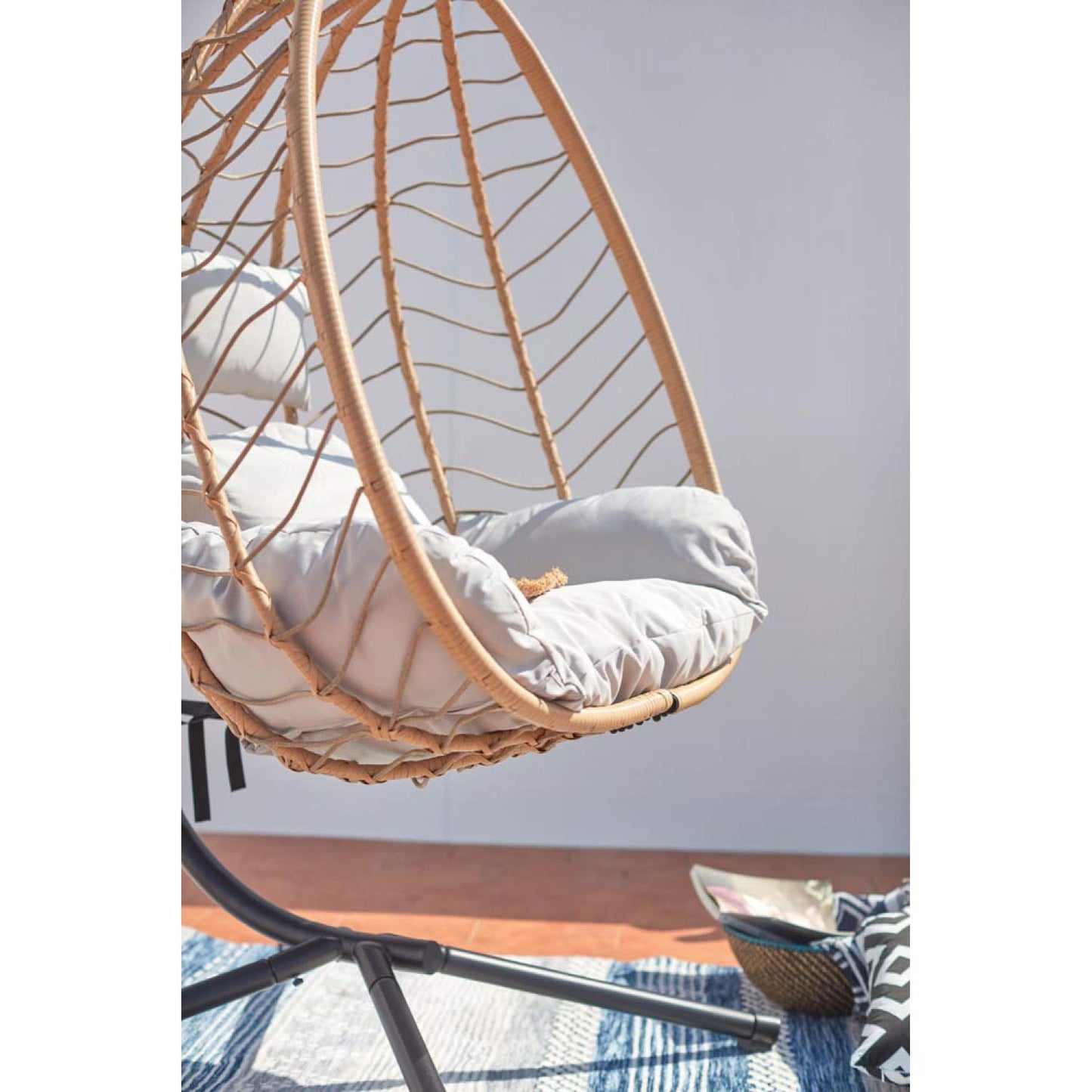 CONCEPT USINE | Hermosa Silla Colgante Lima en Estructura de Acero y Resina Aspecto Ratán Color Beige, Cojín Acolchado Cómodo y Extraíble. Hamaca Impermeable y Resistente, Soporta 160 Kg