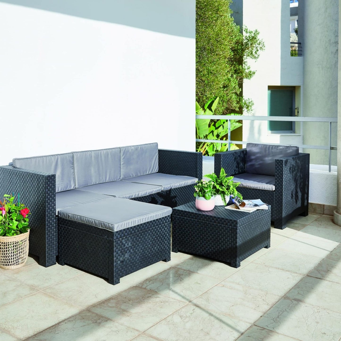 SP Berner - Set de Muebles de Jardín y Terraza Manhattan Color Grafito - Sofá 3 Plazas, 2 Sillones, 1 Puf y Mesa de Centro - Fabricado en España con Plástico Reciclado