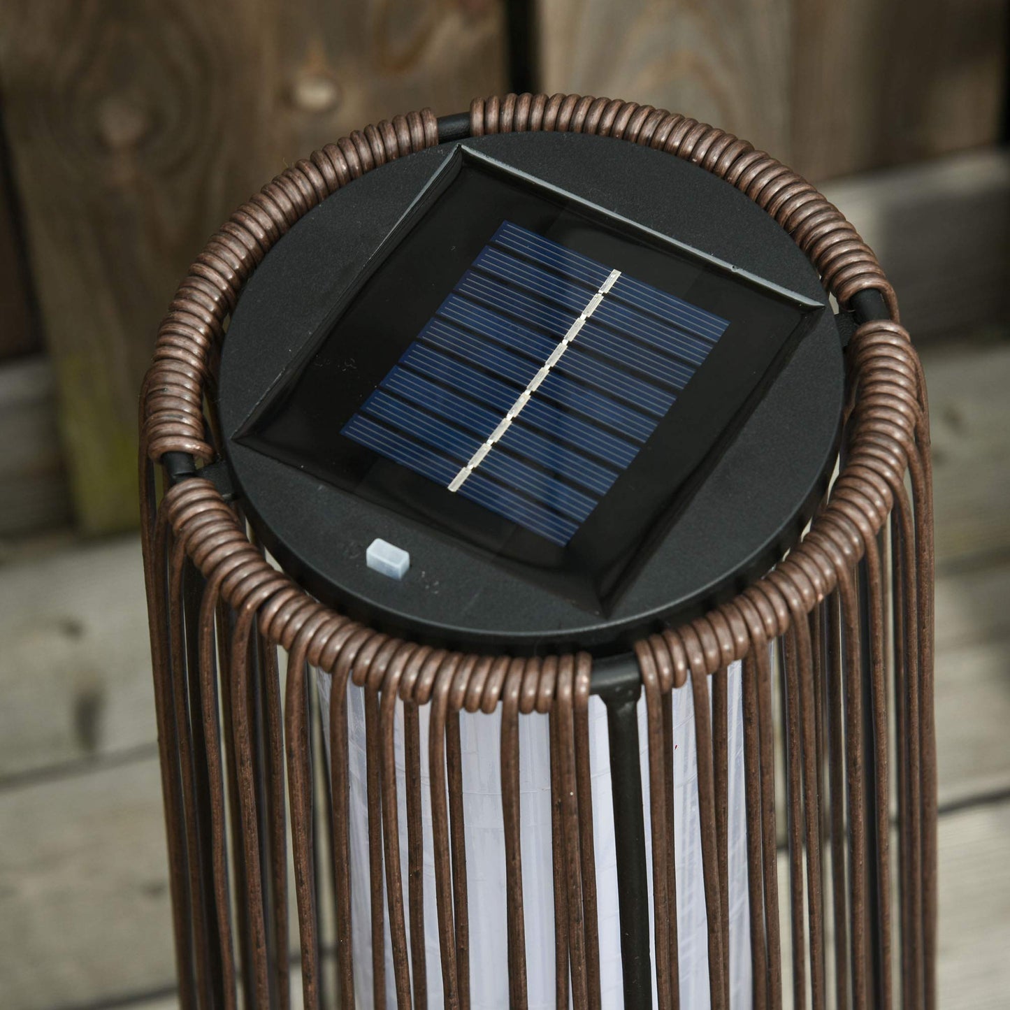 Outsunny Lámpara de Pie de Mimbre Ratán de Energía Solar con LED 0,8 W Interruptor de Control de Luz Automático Decoración para Exterior Ø21,5x61 cm Marrón