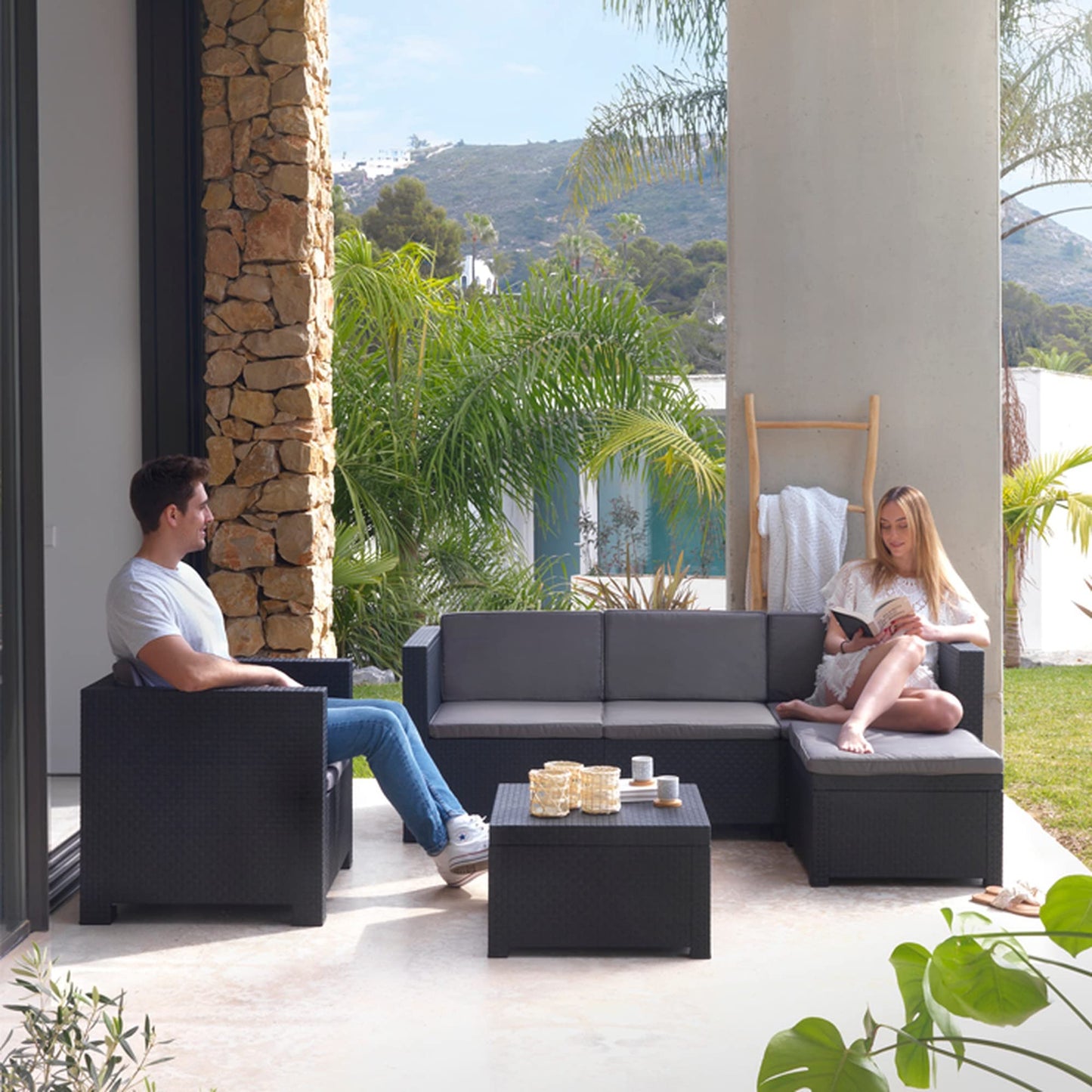 SP Berner - Set de Muebles de Jardín y Terraza Manhattan Color Grafito - Sofá 3 Plazas, 2 Sillones, 1 Puf y Mesa de Centro - Fabricado en España con Plástico Reciclado