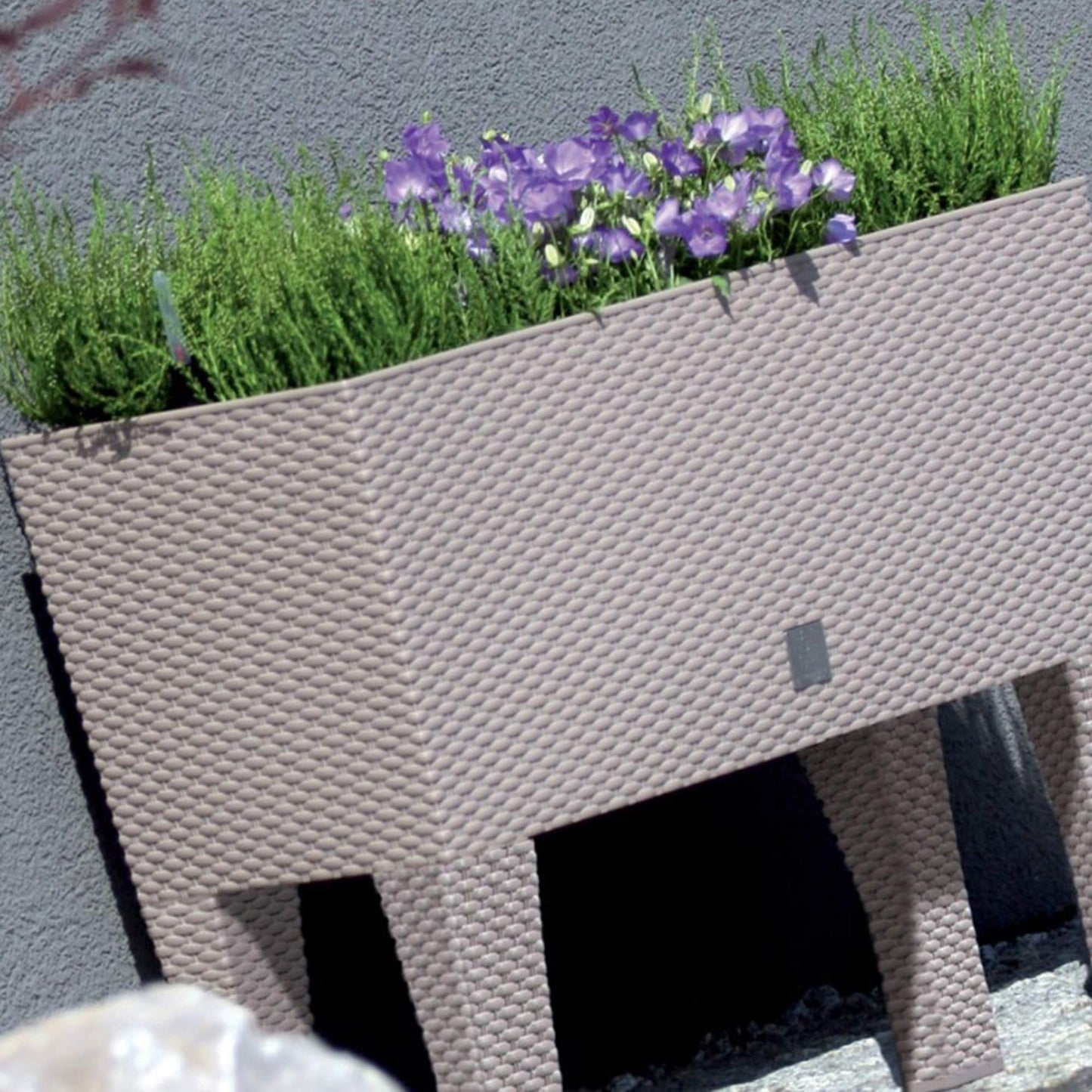Jardinera alta rectangular 30 litros con autorriego color ocre oscuro 60 x 25 x 46 cm con patas