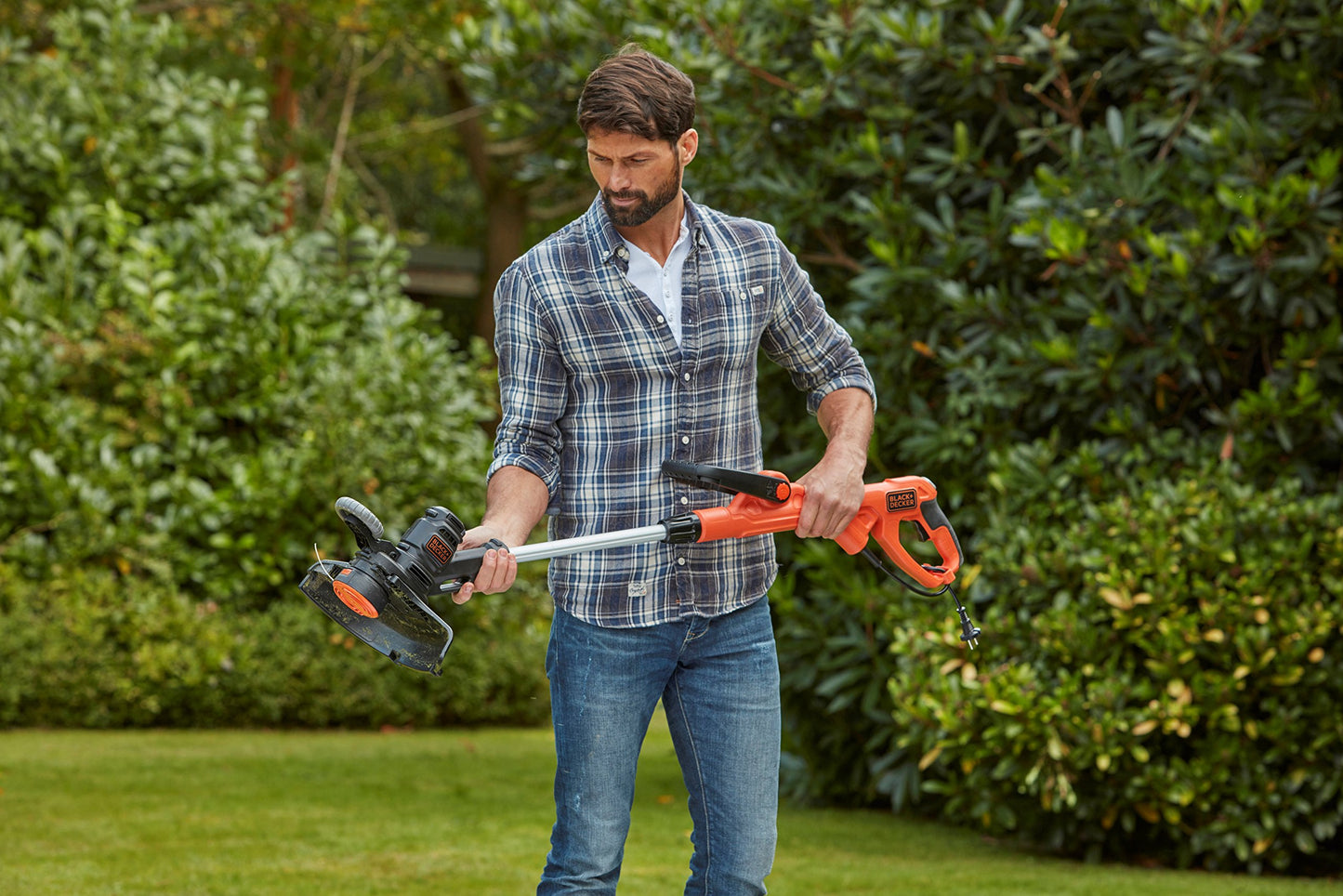 BLACK+DECKER Cortabordes 550W, Ancho de corte 28cm, Tecnología Powercommand, Botón Easy feed, Sistema E-Drive, Sistema Flip-to Edge, Segunda empuñadura ajustable a 5 posiciones, BESTE628-QS