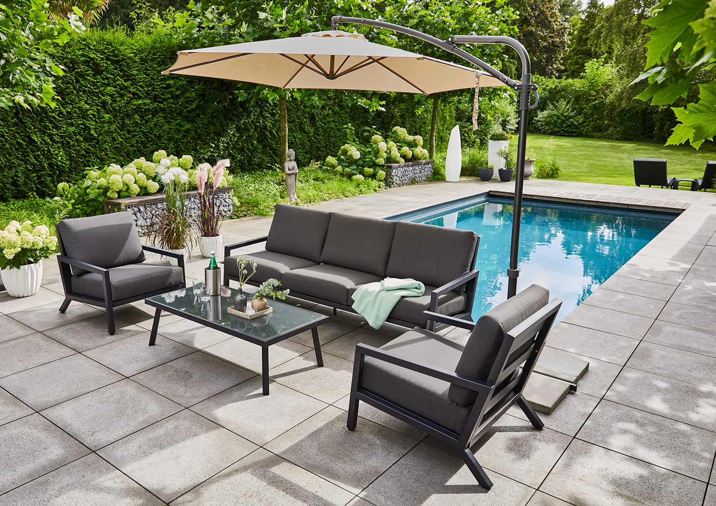 Tarrington House Sofa Set Numundo, aluminio/poliéster/vidrio, cojines incluidos, tablero con apariencia de piedra, negro, 4 piezas