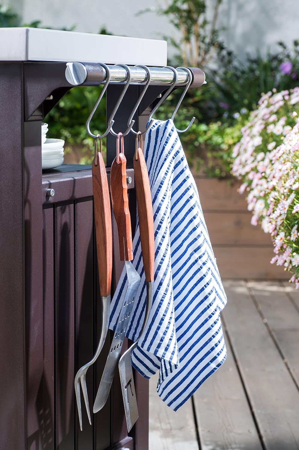 Keter Mueble Barbacoa Grande para terraza o jardín Exterior con Ruedas, Capacidad 207 litros, Color Marrón