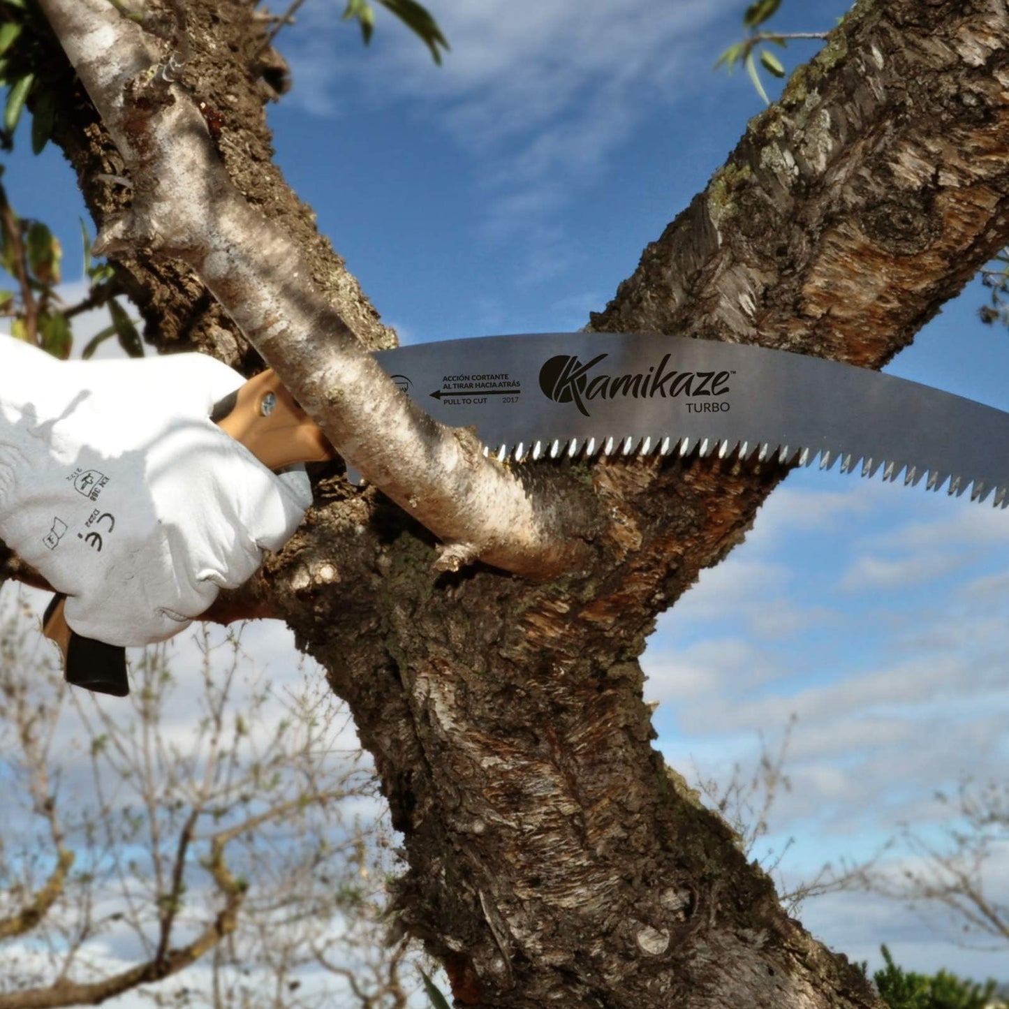 KAMIKAZE Serrucho de Poda Curvo W-330H con Mango de Madera y Hoja Curva de 330mm. Sierra para Madera con Hoja de Acero SK-4 Rico en Carbono de Alta Durabilidad (Mango Ergonómico)