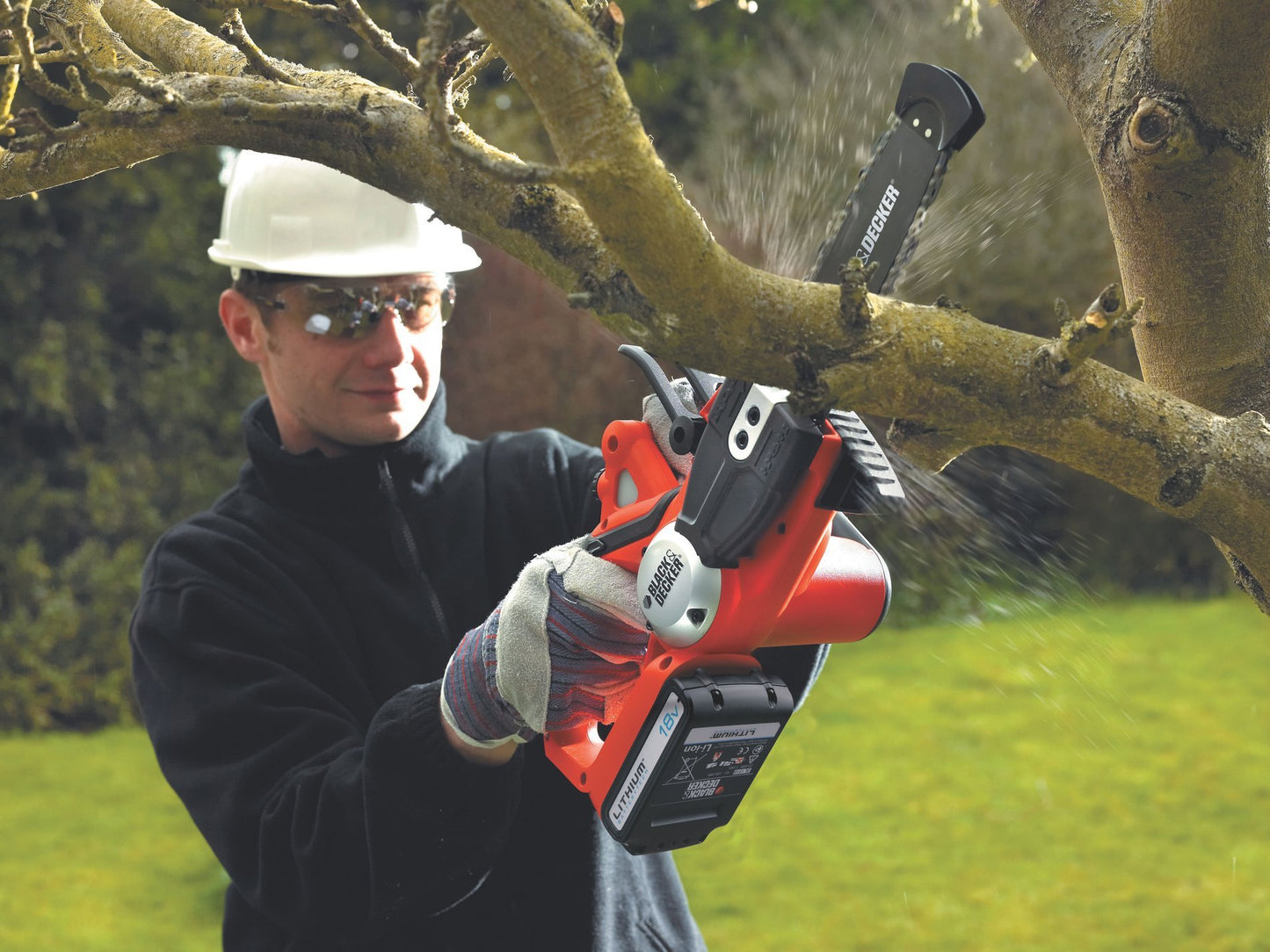 BLACK+DECKER Motosierra a Batería 18V, Batería de litio 2Ah, Espada 20cm, Velocidad Cadena 3,1m/s, Hasta 200 Cortes por Carga, para Poda y Leña - GKC1820L20-QW