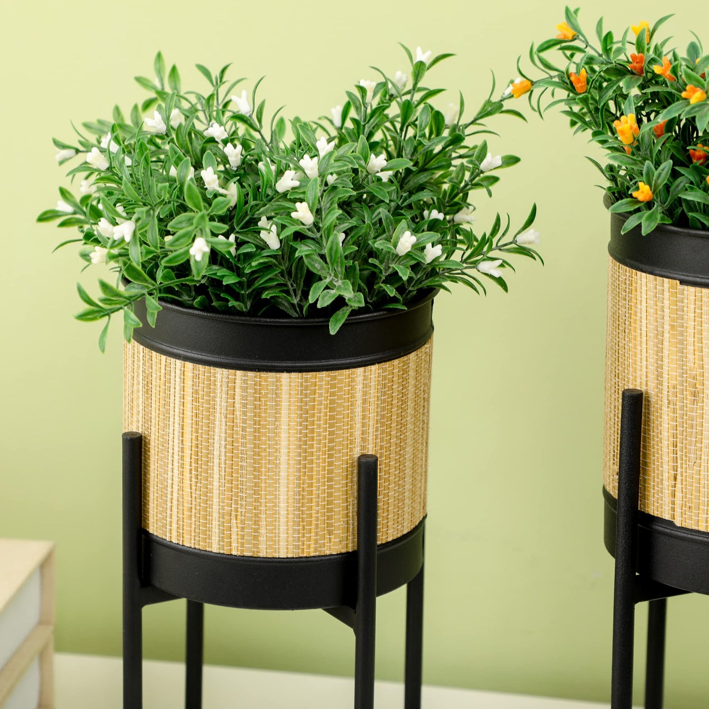Outsunny Juego de 2 Soportes para Plantas de Metal Cubierta de Totora Soportes para Macetas Maceteros Redondos para Salón Cocina Dormitorio Ø16x30 cm y Ø14x25,5 cm Negro