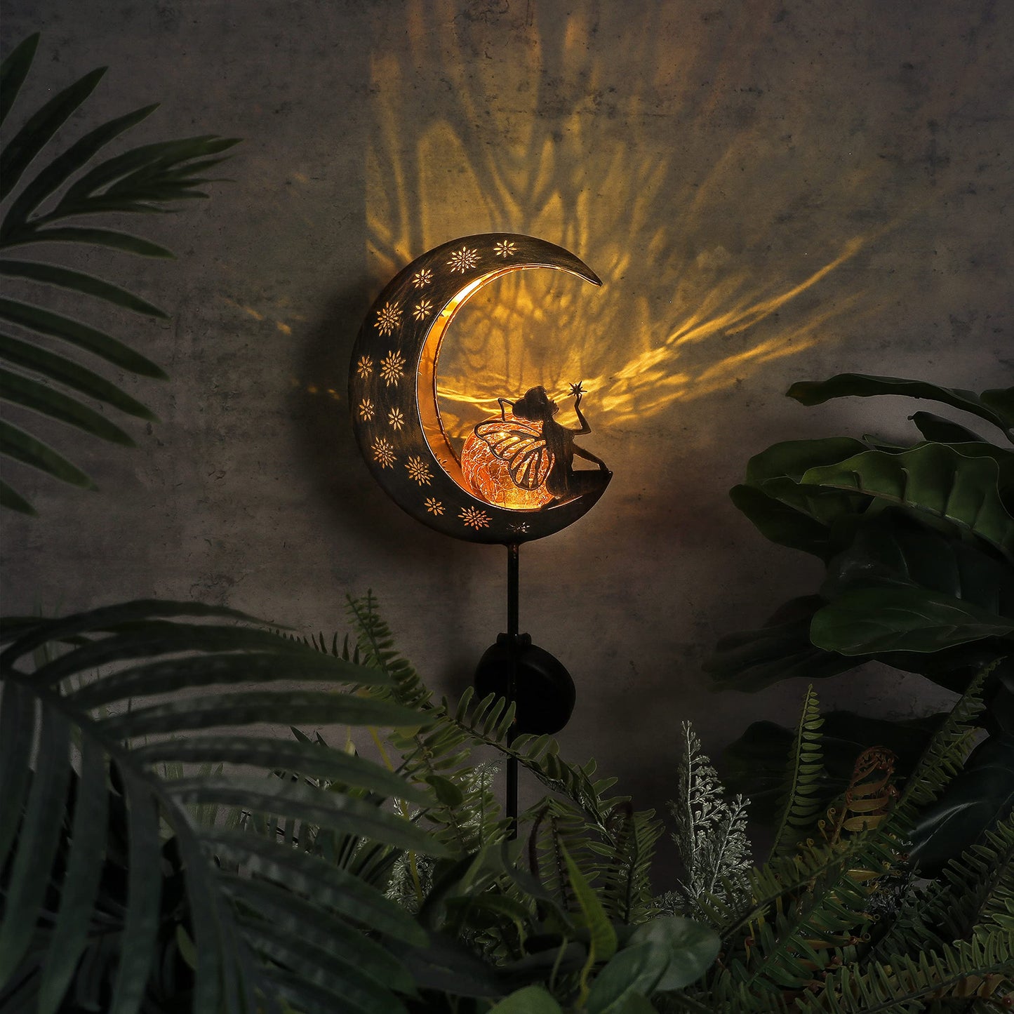 TERESA'S COLLECTIONS Luces Solares Adornos de Jardín, LED Decoracion de Jardin de Metal Decorativo Estaca de Jardín de Luna y Hada para Exteriores, Patio Trasero