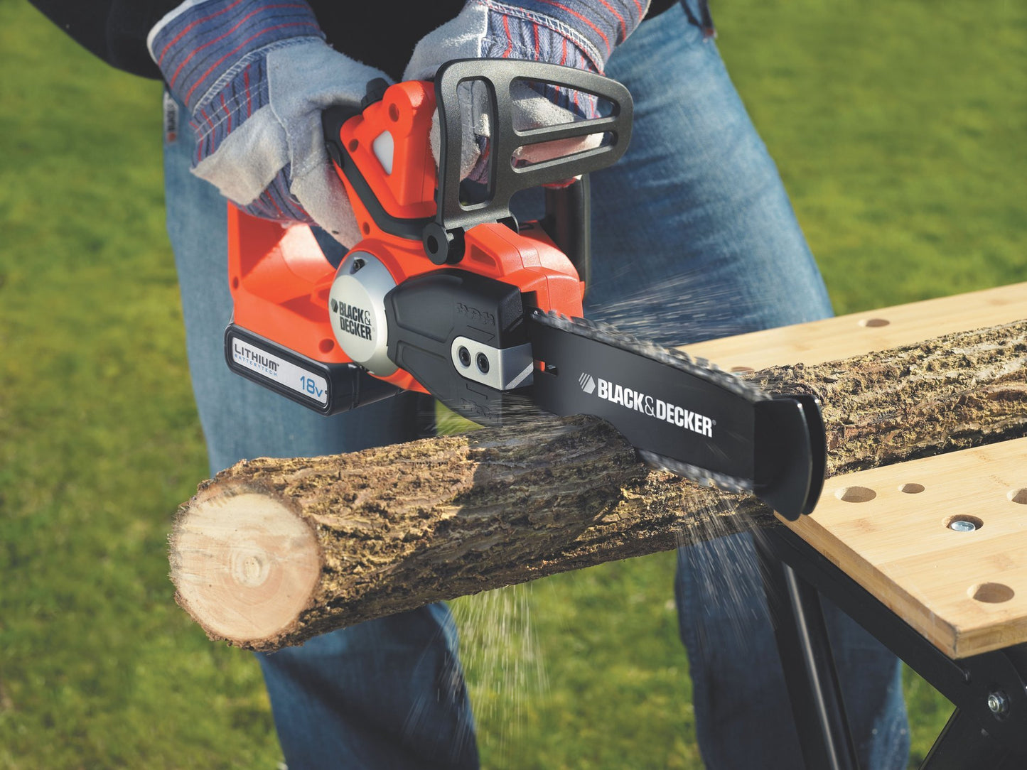 BLACK+DECKER Motosierra a Batería 18V, Batería de litio 2Ah, Espada 20cm, Velocidad Cadena 3,1m/s, Hasta 200 Cortes por Carga, para Poda y Leña - GKC1820L20-QW