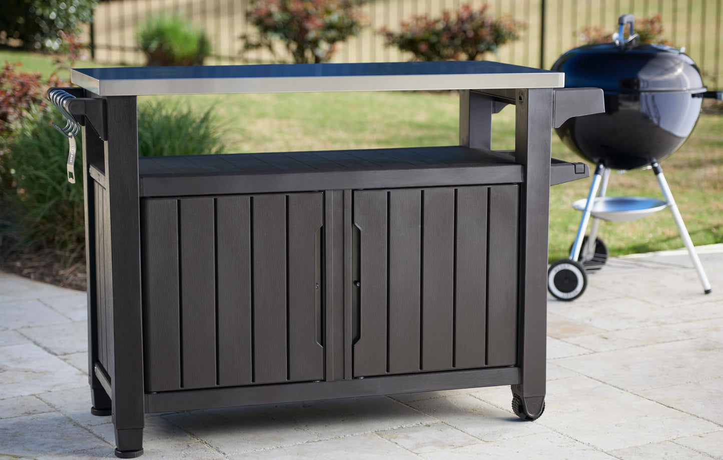Keter Mueble Barbacoa Grande para terraza o jardín Exterior con Ruedas, Capacidad 207 litros, Color Marrón