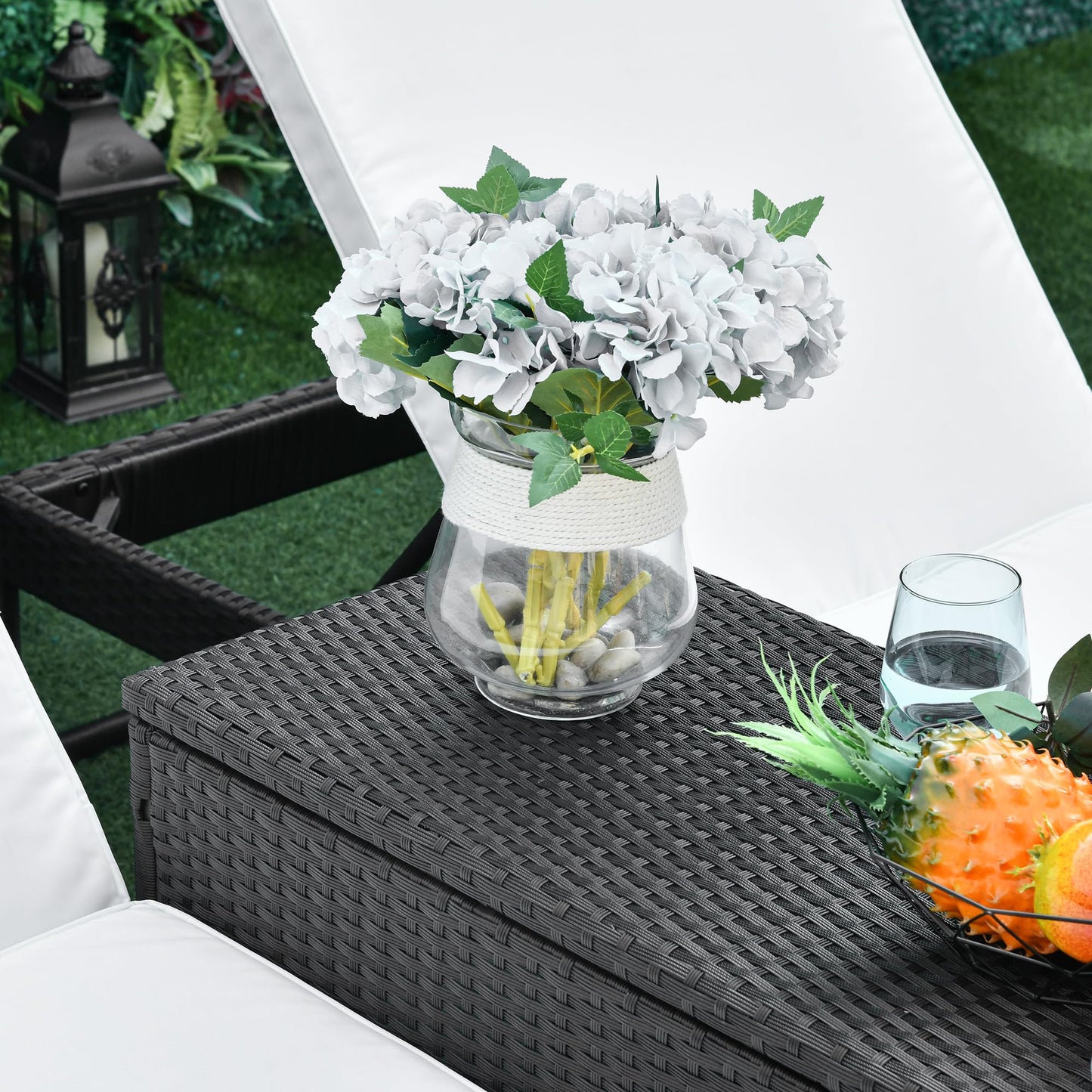 Outsunny Conjunto de 2 Tumbonas de Jardín con Cojines Acolchados Ratán con Mesa Auxiliar para Piscina o Terraza Carga 160 kg 195x60x86 cm Acero Negro