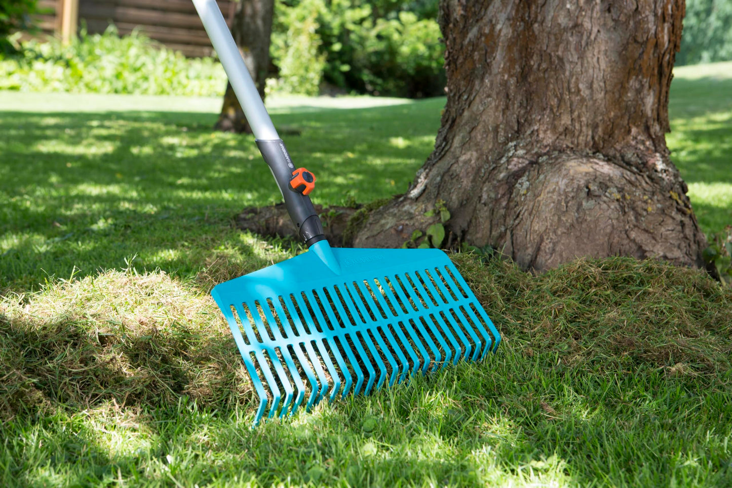 Gardena Combisystem 3101-20 - Rastrillo práctico Cepillo de púas para Barrer Hojas y césped Cortado, con robustas púas de plástico, Ancho de Trabajo 43 cm