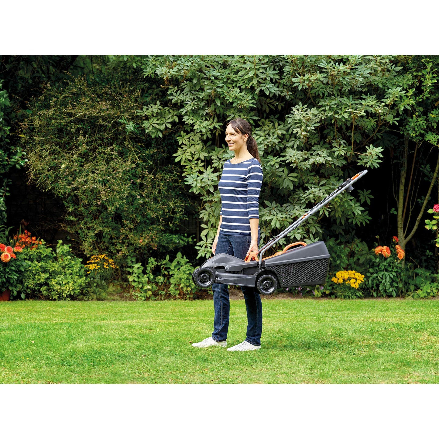BLACK+DECKER Cortacésped eléctrico 1000W, ancho de corte 32 cm, ajuste de altura de 20-60mm, depósito de 35L, incluye desbrozadora 250W, sistema E-Drive, para jardines hasta 250m², BEMW351GL2