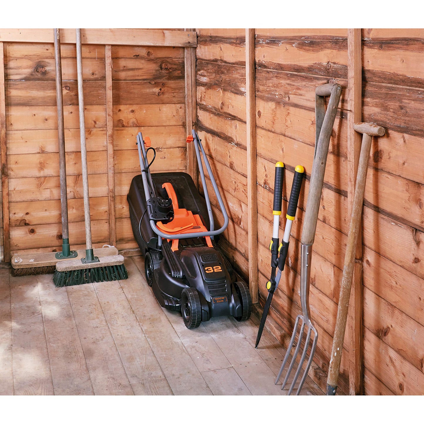 BLACK+DECKER Cortacésped eléctrico 1000W, ancho de corte 32 cm, ajuste de altura de 20-60mm, depósito de 35L, incluye desbrozadora 250W, sistema E-Drive, para jardines hasta 250m², BEMW351GL2