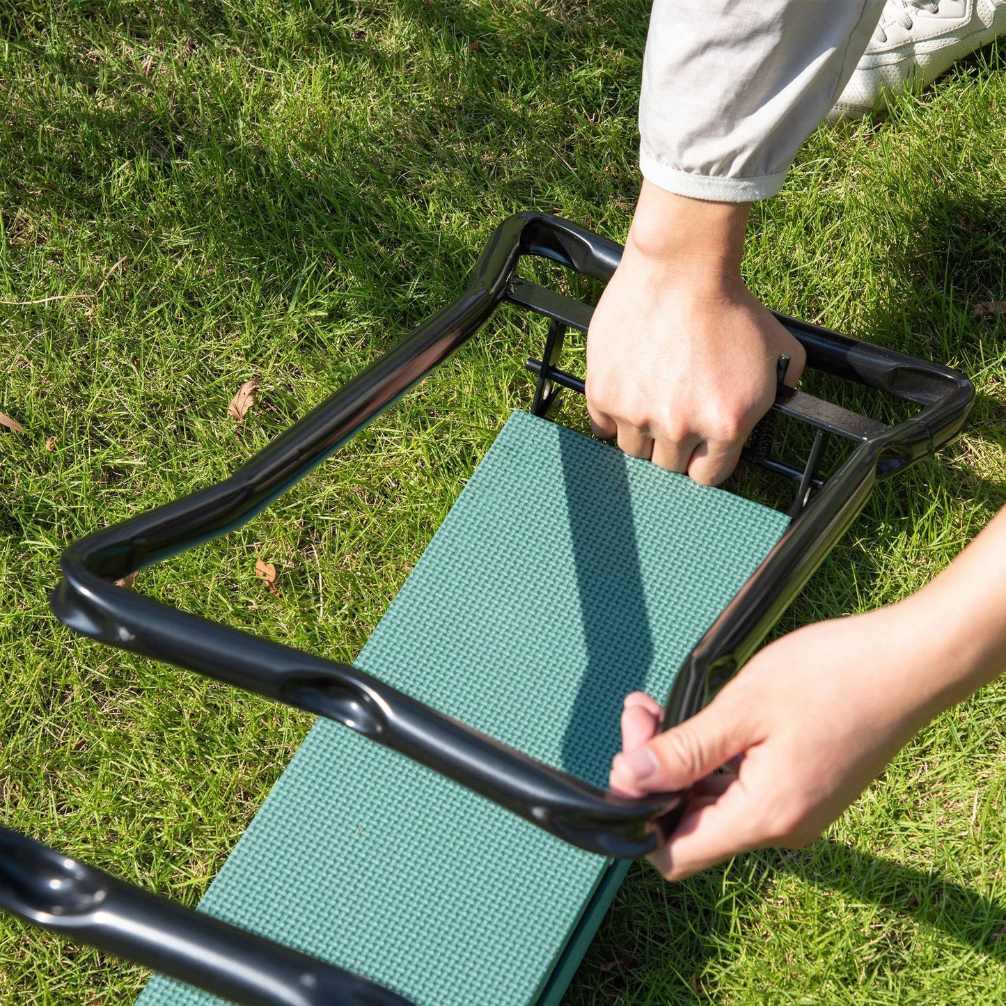 Outsunny Taburete Reclinatorio de Jardín Portátil y Plegable Banco de Rodillas Asiento de Jardín Kneeler Carga 150kg con Almohadilla de Espuma EVA para Proteger Las Rodillas y la Ropa de Manchas