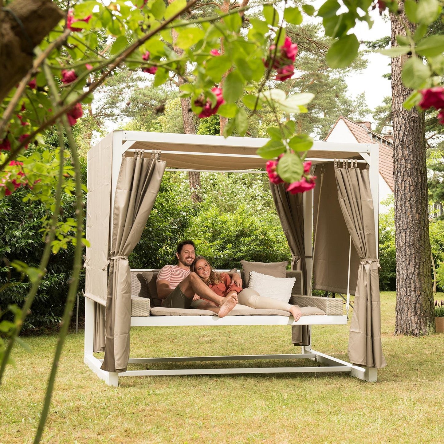 Blumfeldt Columpio Jardin Exterior XL, Balancin con Toldo y Cortinas, Cama Piscina 3 Plazas para Césped y Patio, Columpios para Adultos y Niños con 3 Cojines, Techo Solar Impermeable, Mueble Exterior