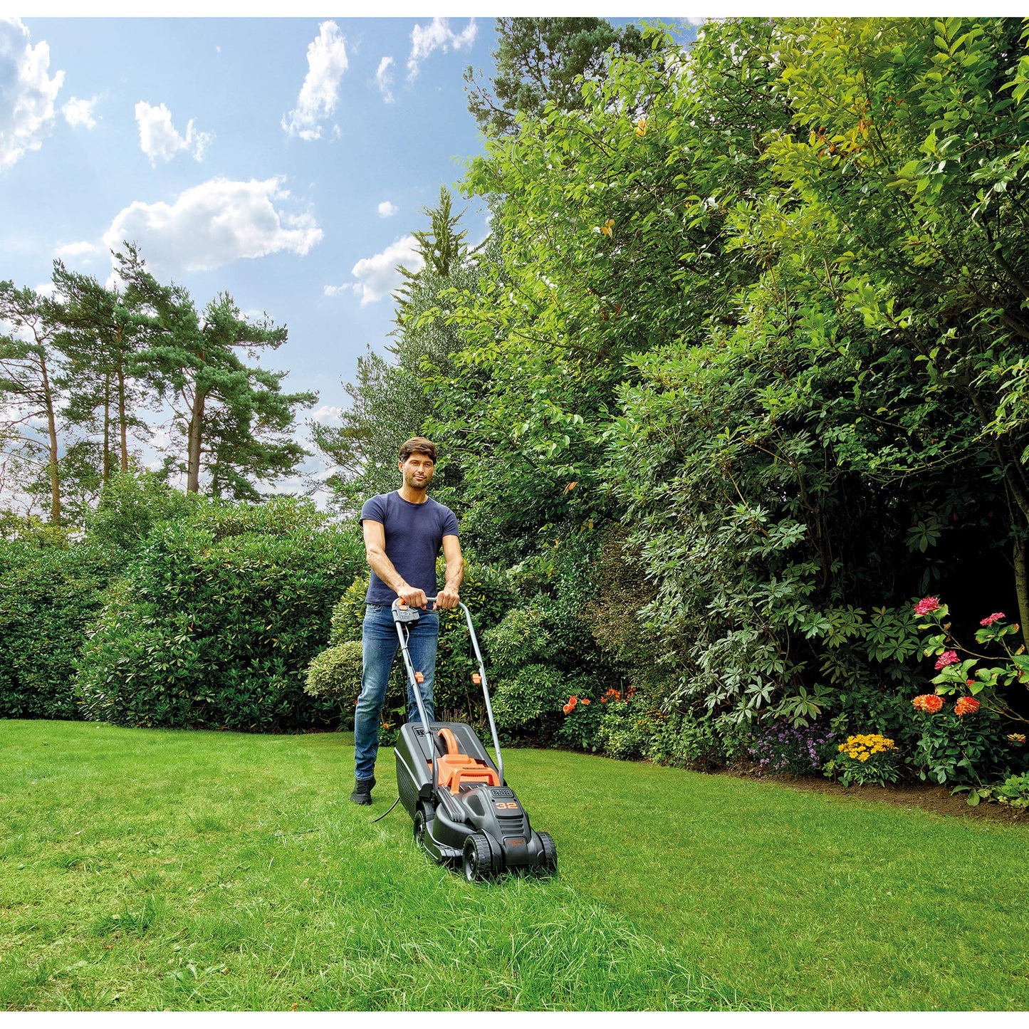 BLACK+DECKER Cortacésped eléctrico 1000W, ancho de corte 32 cm, ajuste de altura de 20-60mm, depósito de 35L, incluye desbrozadora 250W, sistema E-Drive, para jardines hasta 250m², BEMW351GL2